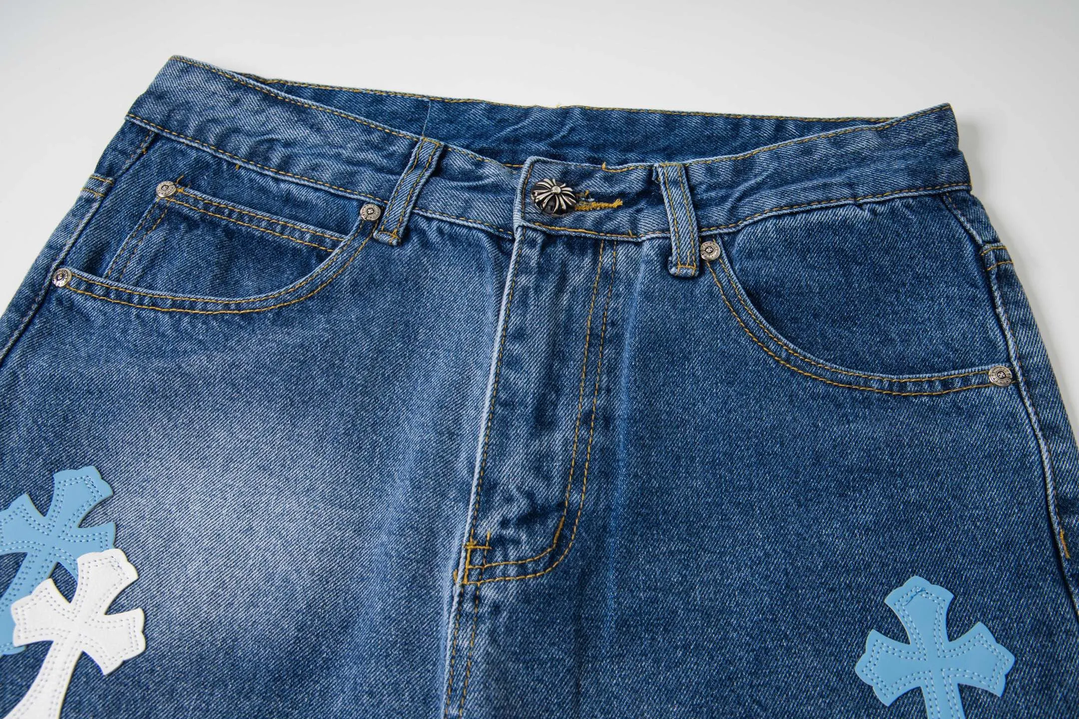 P260 Chrome Hearts light blue pants, Sanskrit blue and white patchwork leather jeans. CH jeans need to be washed and then disassembled and hand-stitched with sheepskin cross leather and then spliced ​​together. The whole piece has too many craftsmanship to explain. The patchwork cross pattern is embellished, and the high-waisted washed jeans! ! Absolutely high-end luxury products, god-level single products and super popular products, made with top heavy industry, a must-see magic weapon. Customized hardware. The fabric is thick and soft after washing. It has good breathability. Customized small leather label. Unique design. The details are simple and elegant, and the workmanship is exquisite. The entire trousers are neatly routed and the details are in place! It’s so cool that both men and women can easily control the genderless trend! Style number: 1805# Color: blue Size: 28 30 32 34